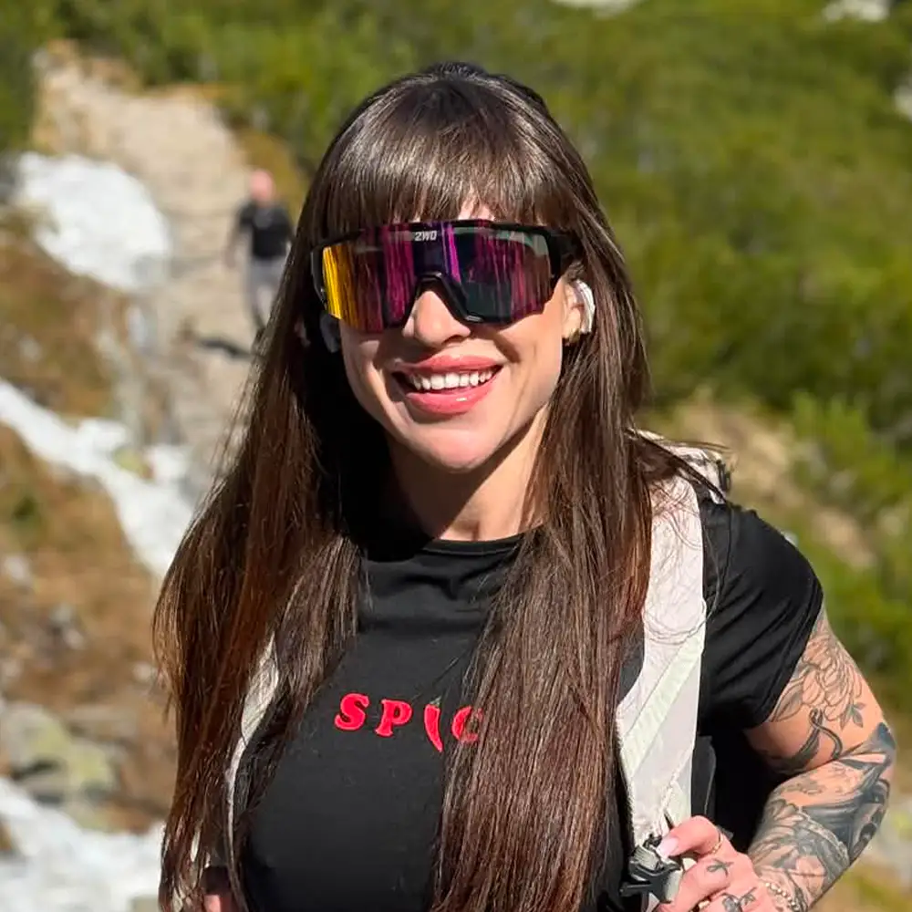 Vanessa na turistike v športových okuliaroch Vanessa na turistike v športových okuliaroch